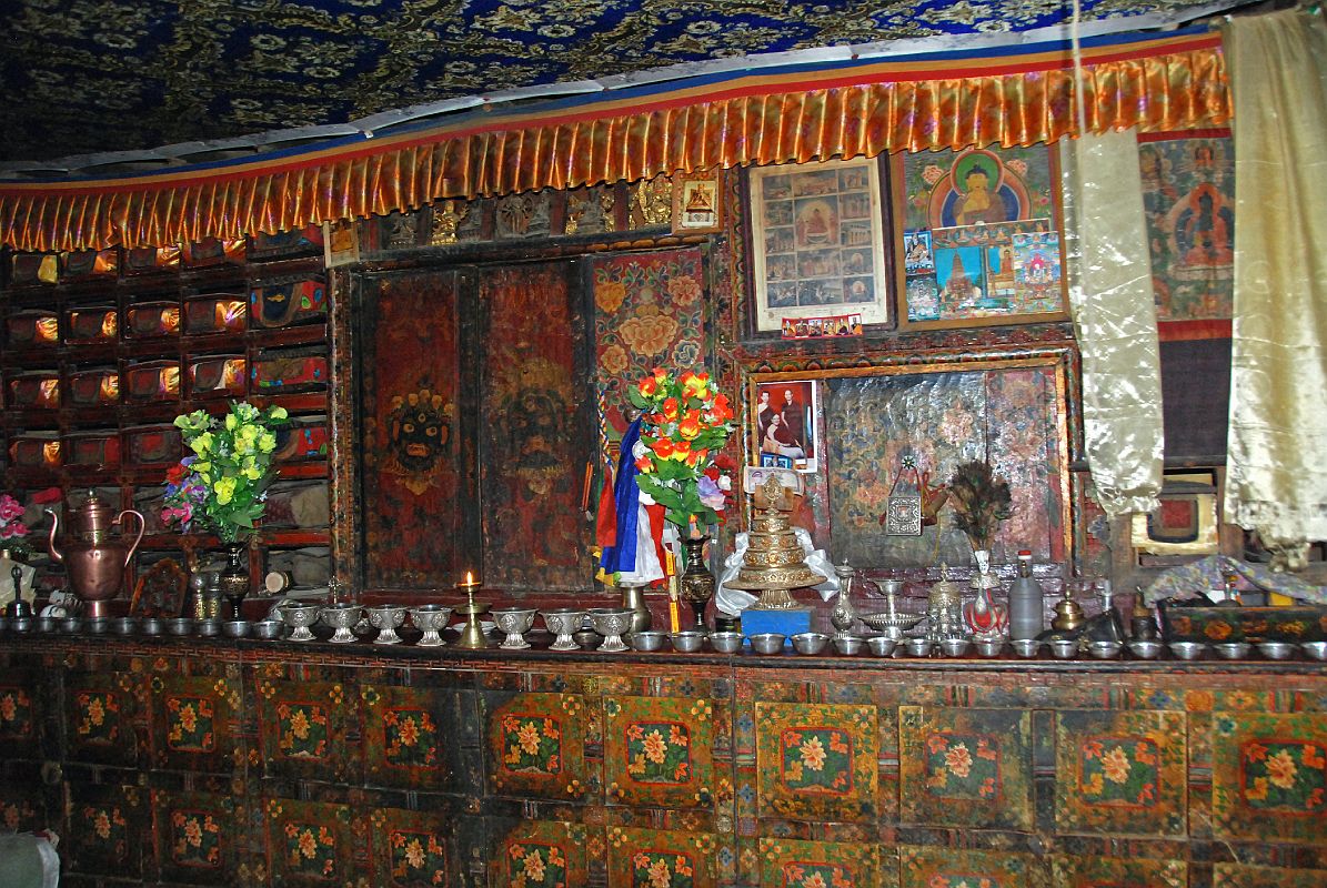 Mustang 03 03-3 Ghemi Lodge Small Gompa